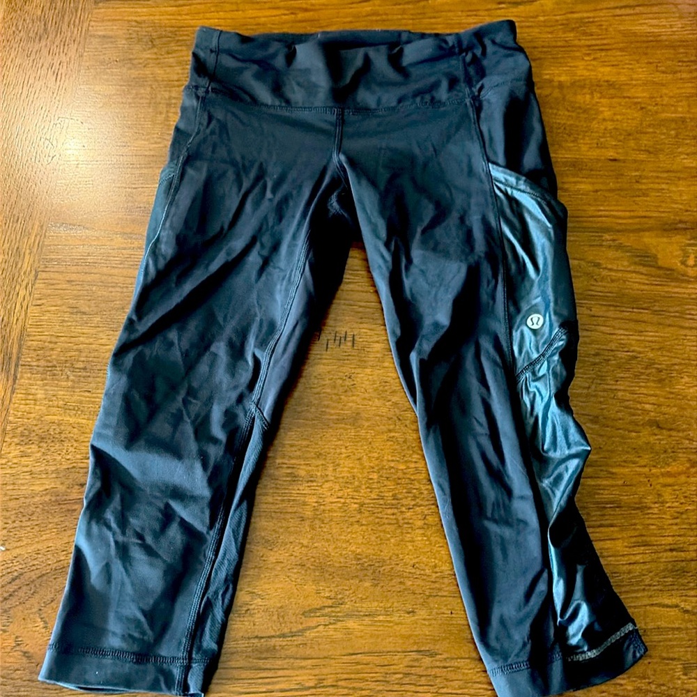 LULULEMON EUC RARE Women’s capris leggings w/lots of pockets. Black. Size 4